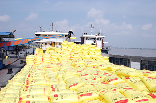 Zhanjiang Customs helps develop chemical fertilizer business.jpg